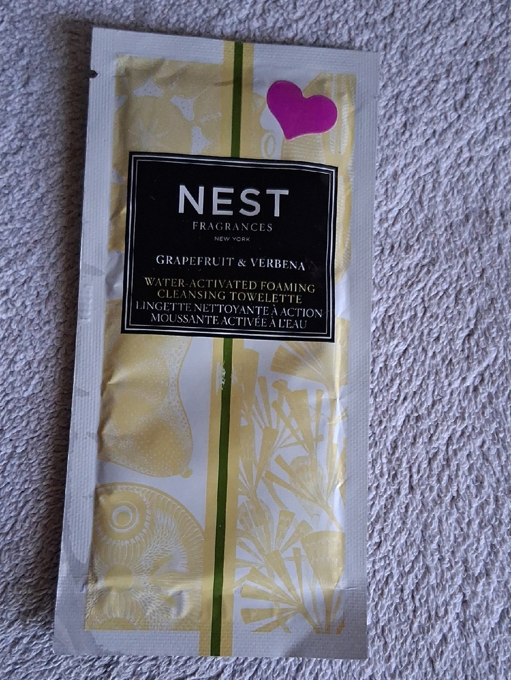 NEST Grapefruit & Verbena Water-Activated Foaming Cleansing Towelette - Yellow